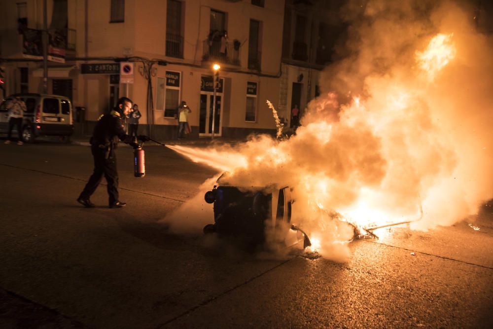 Càrregues i contenidors cremats al centre de Manresa al final de la protesta a la caserna