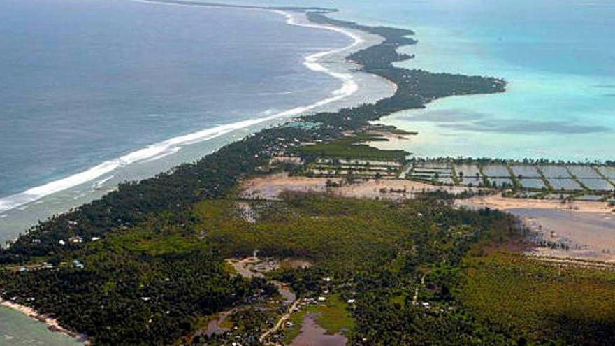 Vista general del norte del atolón de Tarawa en Kiribati. Los habitantes de la pequeña nación de Kiribati han aceptado la desaparición inexorable de sus paradisíacas islas bajo las aguas del Pacífico a causa del cambio climático, y buscan un nuevo lugar en el que vivir. Kiribati, un archipiélago compuesto por 33 atolones y una isla volcánica, es el hogar de unas 105.000 personas que en menos de medio siglo, si se cumplen las previsiones, será engullido por el océano. EFE/