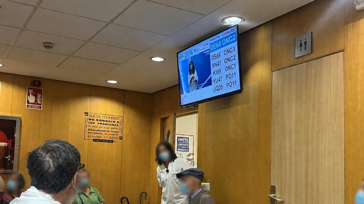 Pacientes miran la pantalla con las llamadas a consulta