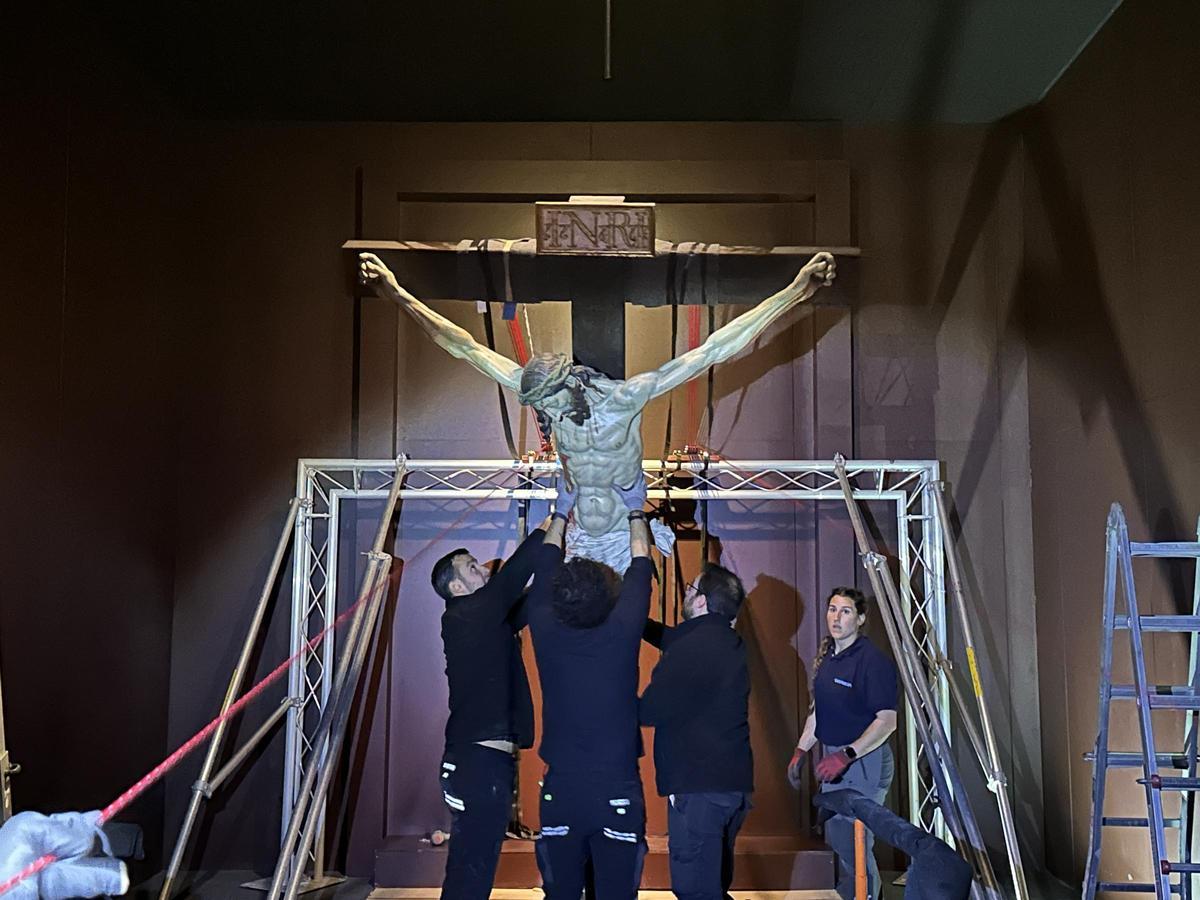 GALERÍA | Desmontaje del Cristo de las Injurias para la procesión del Silencio GALERÍA | Desmontaje del Cristo de las Injurias para la procesión del Silencio