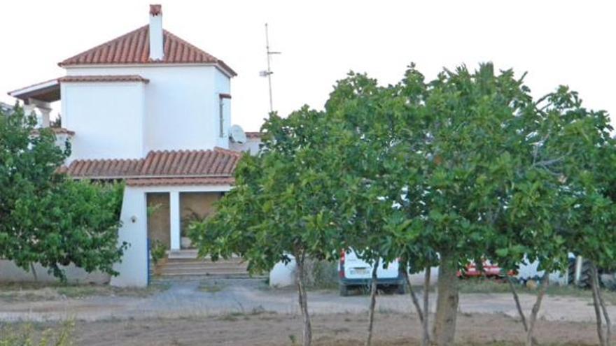 La casa no es una mansión de lujo, sino una vivienda familiar de dos plantas­.