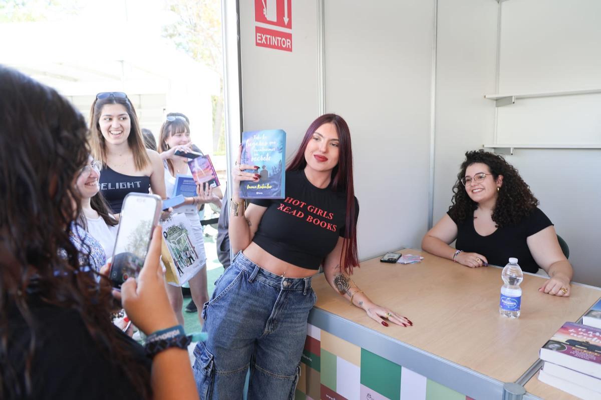 La escritora Inma Rubiales durane la firma de libros del domingo.