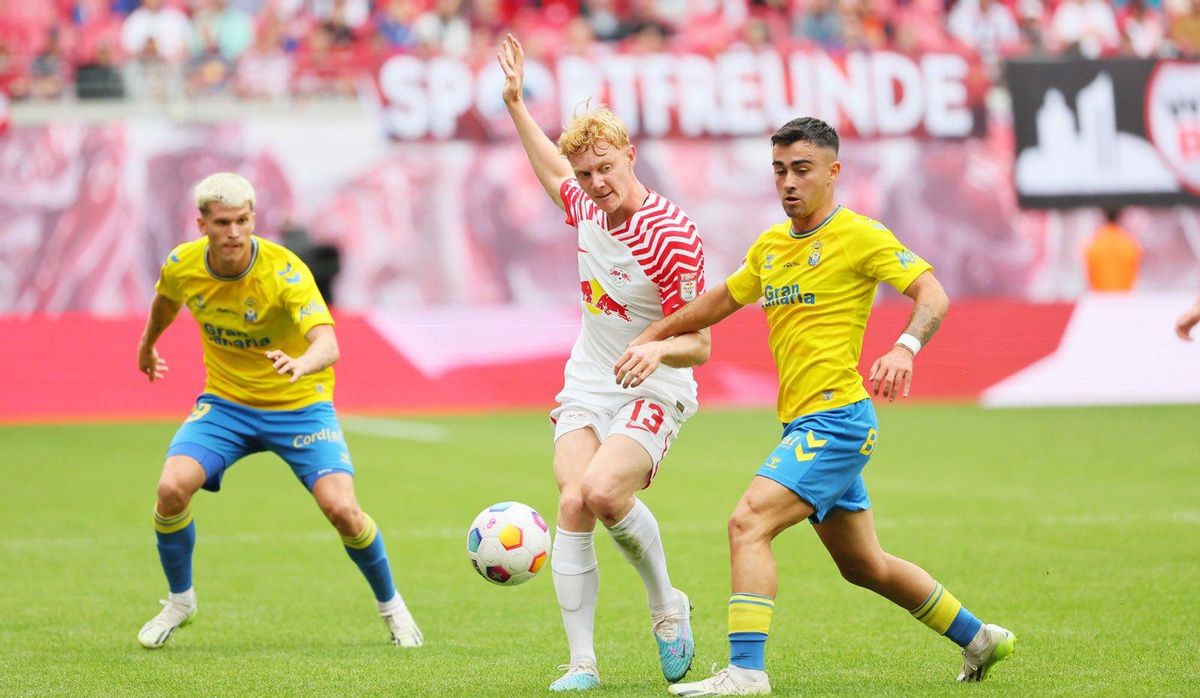 Seiwald golpea el esférico ante Moleiro, en el partido amistoso en el Red Bull Arena. Detrás, Marc Cardona.