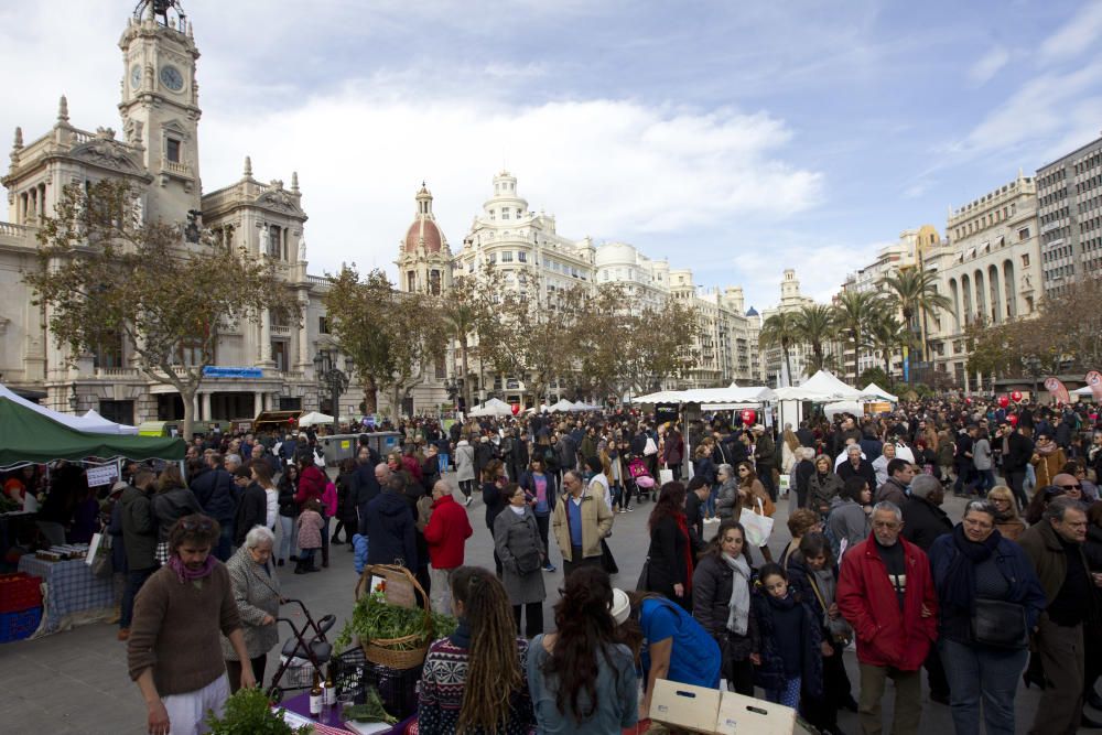 Mercado ecológico en la plaza del Ayuntamiento de Valencia