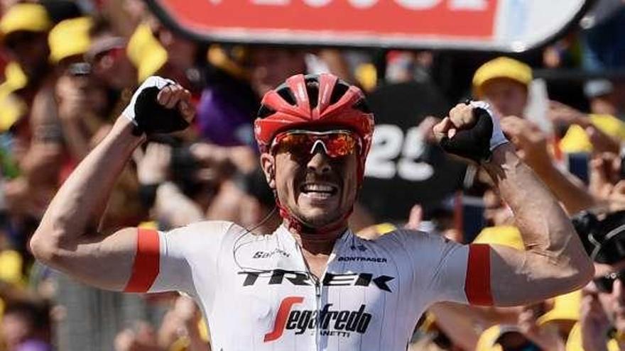 Degenkolb celebra su triunfo de ayer en Roubaix.