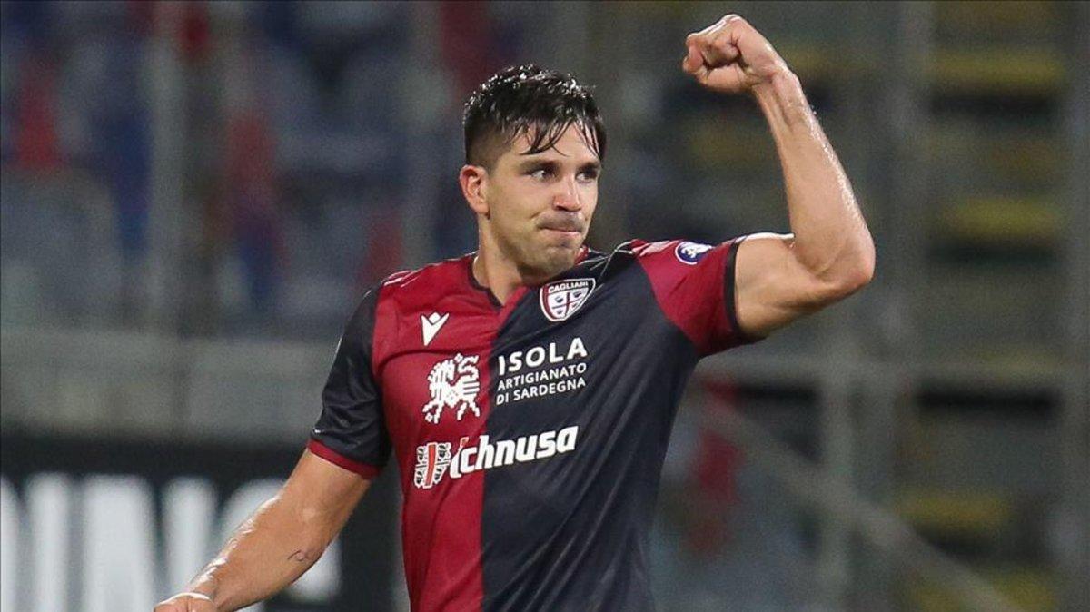 Giovanni Simeone celebrando un gol con el Cagliari