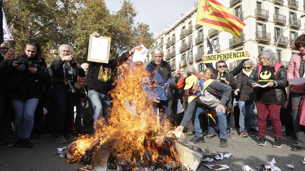 Quema simbólica de la Constitución en la manifestación de la ANC en Barcelona