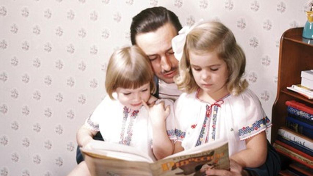 Walt Disney con sus dos hijas, Diane (derecha) y Sharon.