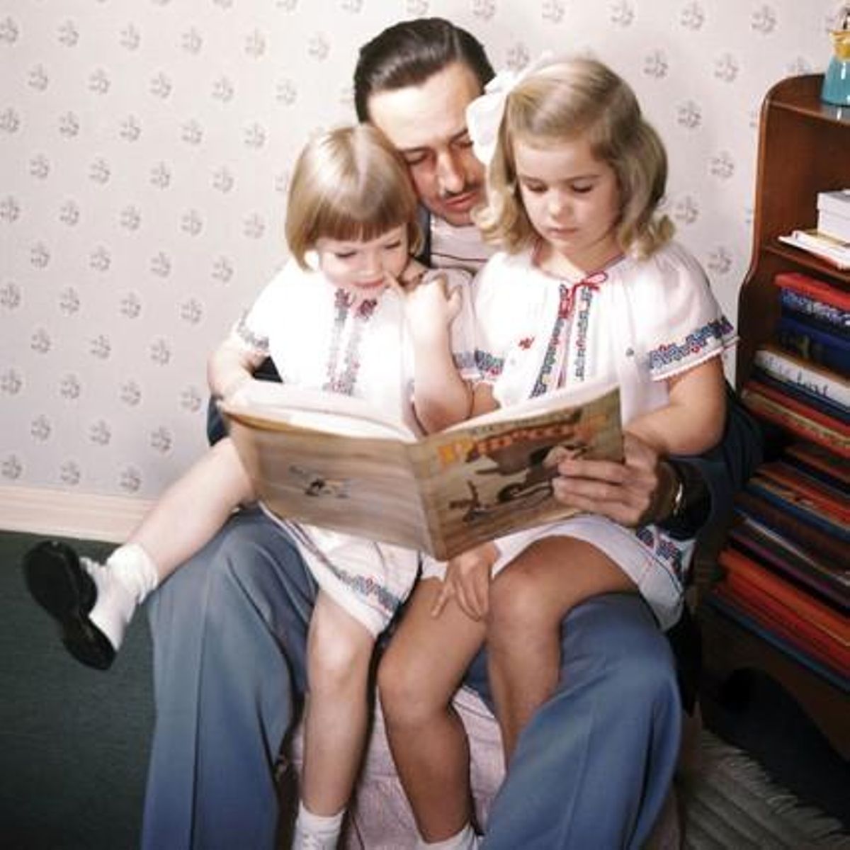 Walt Disney amb les seves dues filles, Diane (dreta) i Sharon. Walt Disney amb les seves dues filles, Diane (dreta) i Sharon.