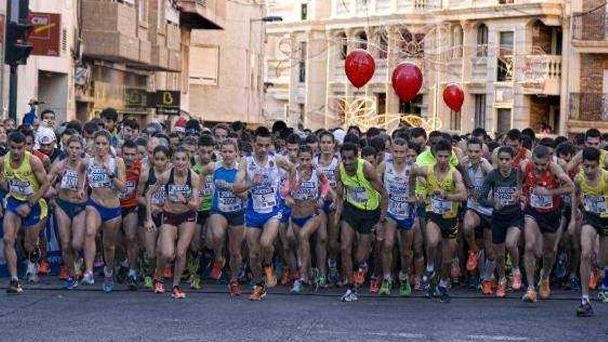 Un momento de la salida de la XXVIII San Silvestre Internacional de Crevillent que contó con cerca de dos mil atletas.