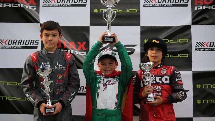 Costoya (centro), enfundado en la bandera nacional, ayer, en el podio del kartódromo de Palmela.