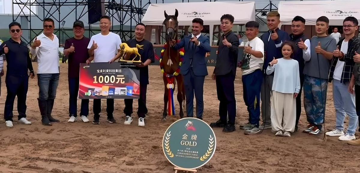 Santi Fuentes, en el centro de la foto, tras una de las victorias logradas en China.