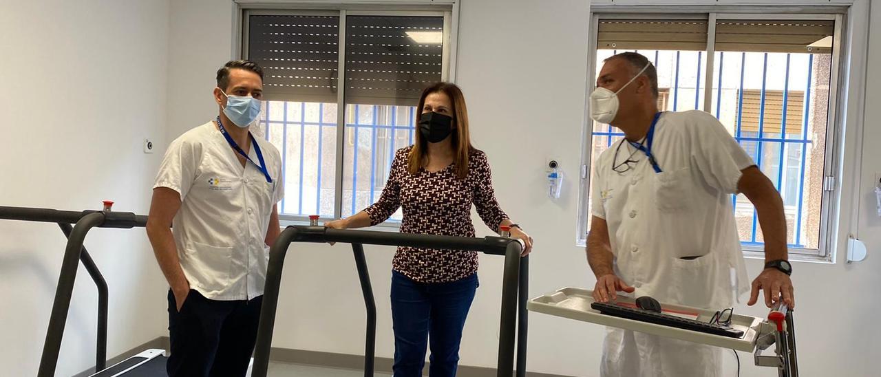 Una mujer hace una prueba de uno de los ergómetros de cinta de la Unidad de Rehabilitación Cardiaca.