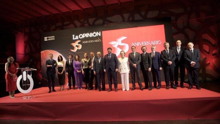 Foto de familia sobre el escenario del salón de Promenade de los responsables de Prensa Ibérica y del diario La Opinión, junto a autoridades políticas invitadas a la gala de celebración del 35 aniversario.