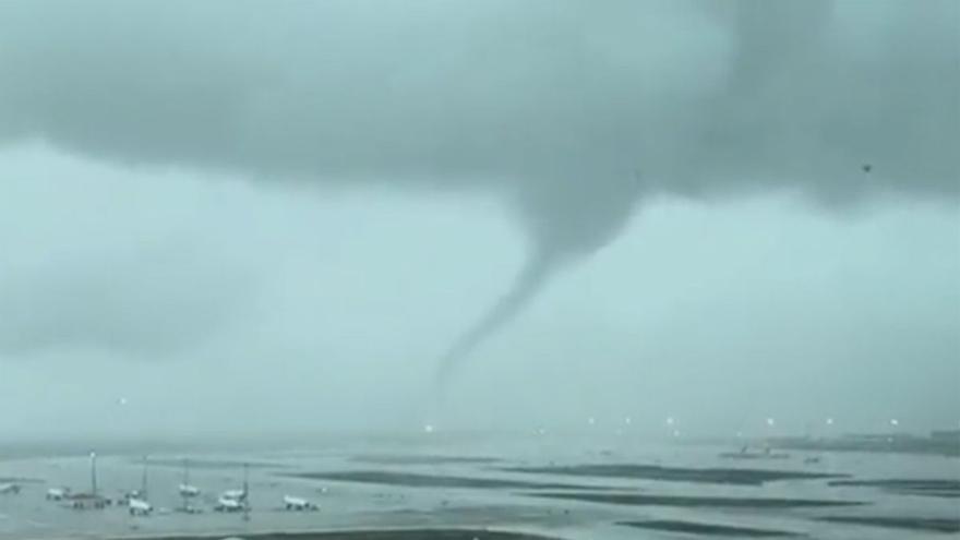Un tornado, vist a l’aeroport de Barcelona