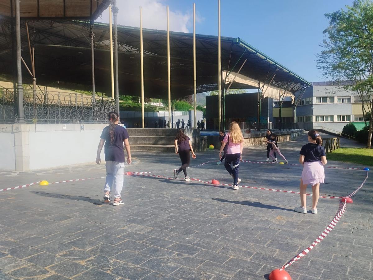 Así fue la jornada de Educación Física en la Calle del colegio Bernardo Gurdiel de Grado