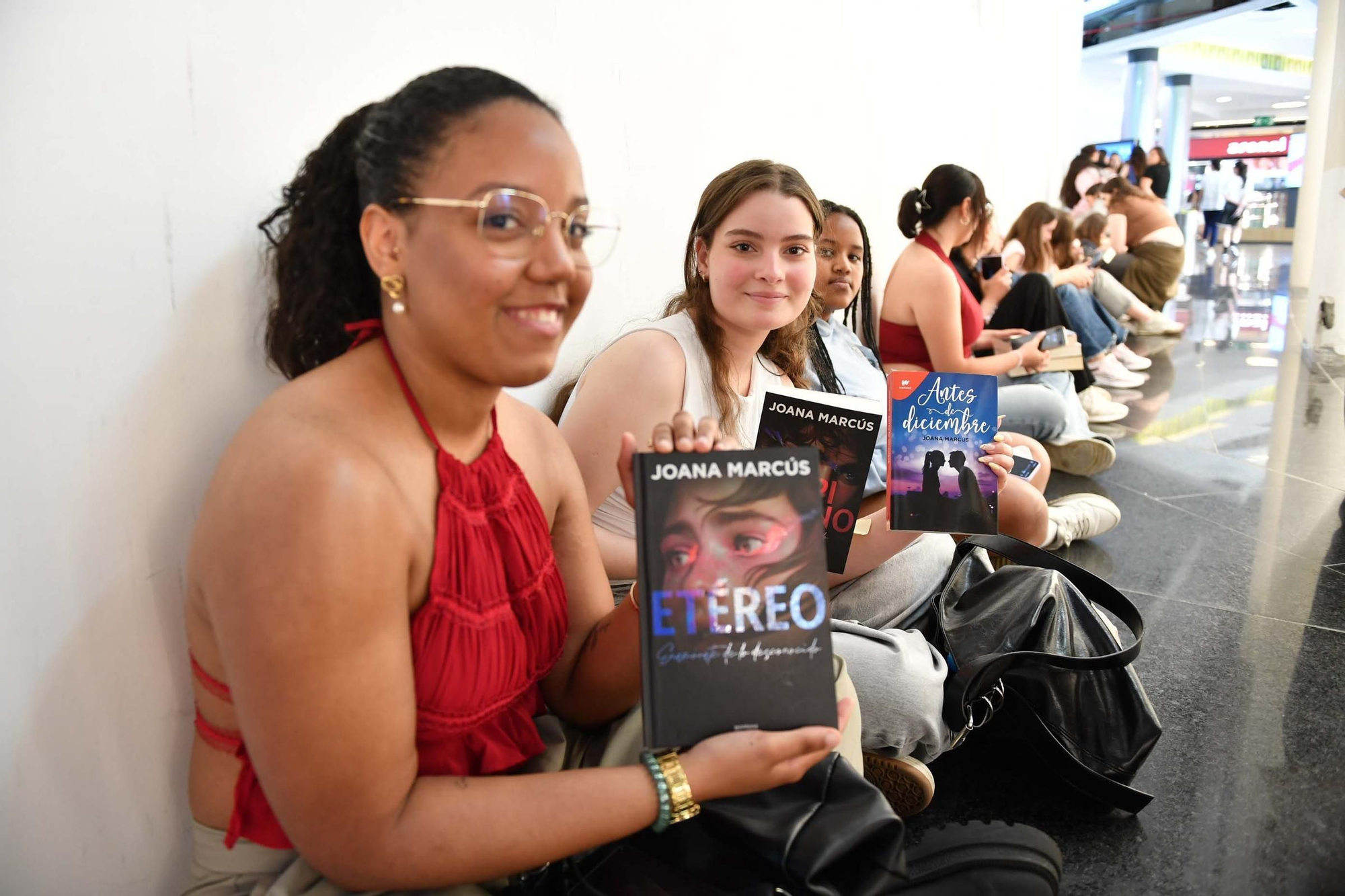 Colas en A Coruña para la firma de libros de Joana Marcús