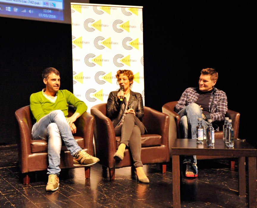 Estudiantes de diez colegios de Vigo y Chapela entrevistan a Chus Lago, Vlado Gudelj y Óscar Pereiro y presencian la transformación de su trabajo en una doble página del diario decano