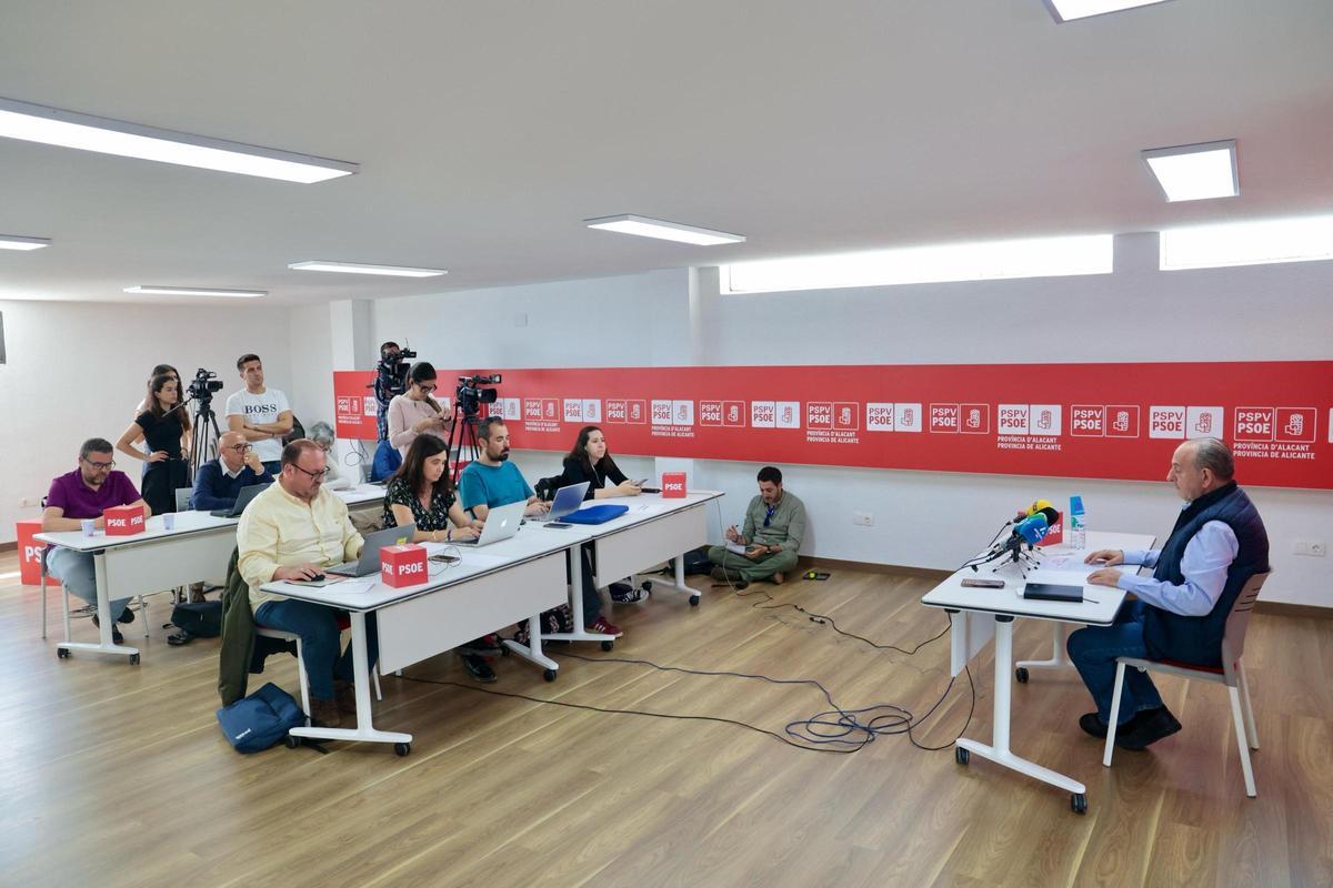 Miguel Millana explica las razones de su dimisión como secretario general del PSOE en Alicante en una rueda de prensa