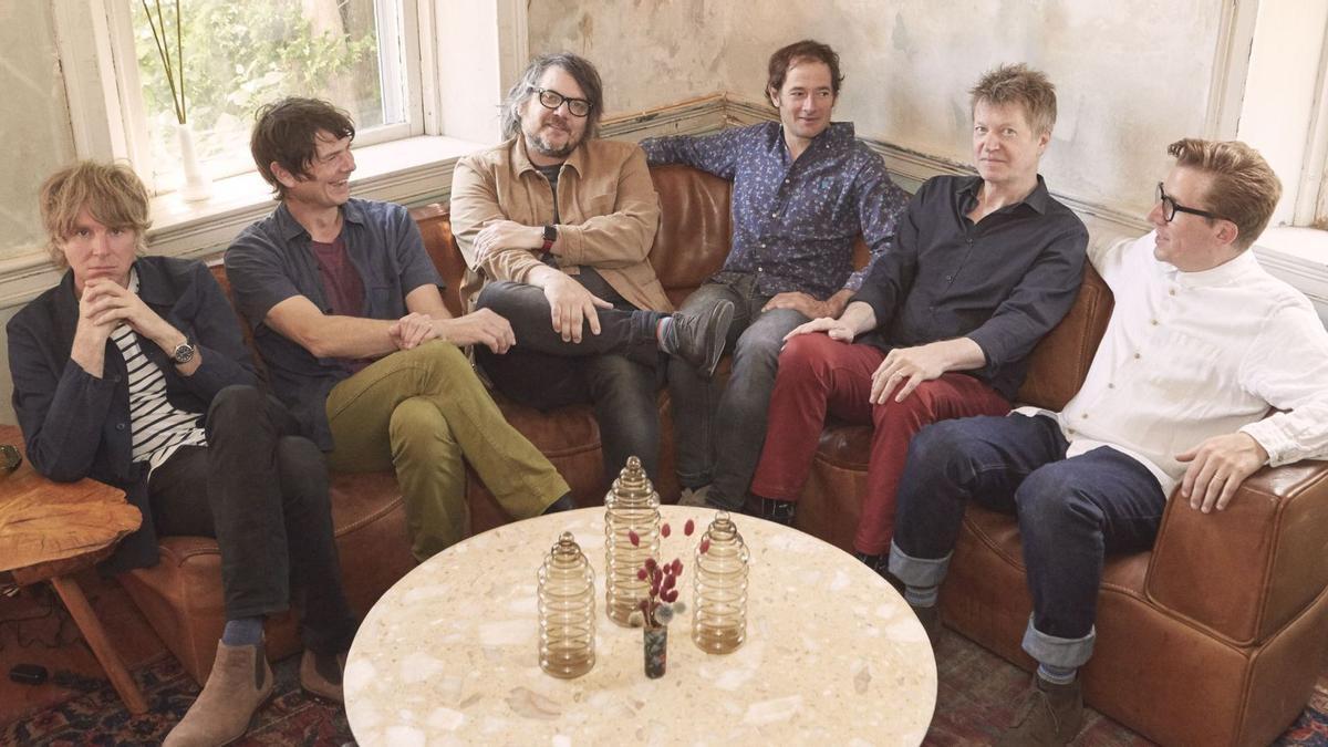 Wilco, con Kotche segundo por la izquierda, junto a JeffTweedy.