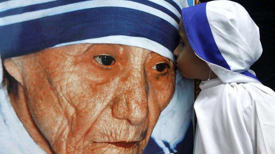 Teresa de Calcuta, la monja que cuidaba de los pobres, se convierte hoy en santa