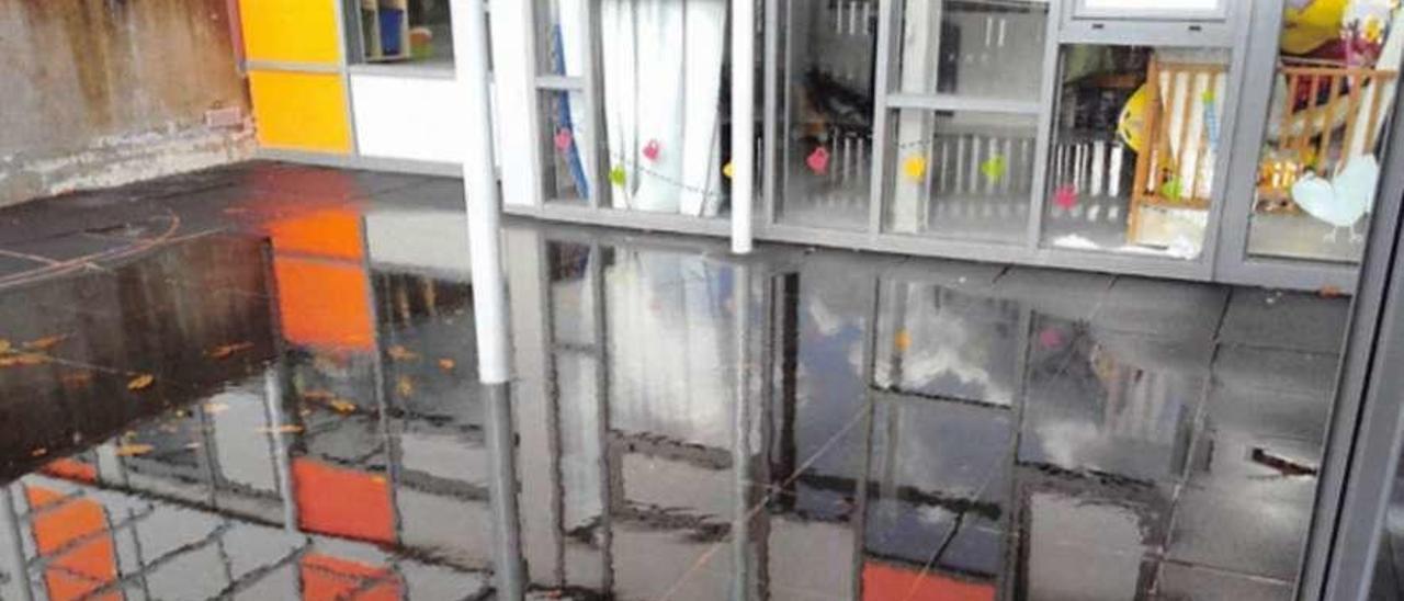 El patio exterior de la guardería de O Hío inundado y sin poder ser utlizado por los niños. // Fdv