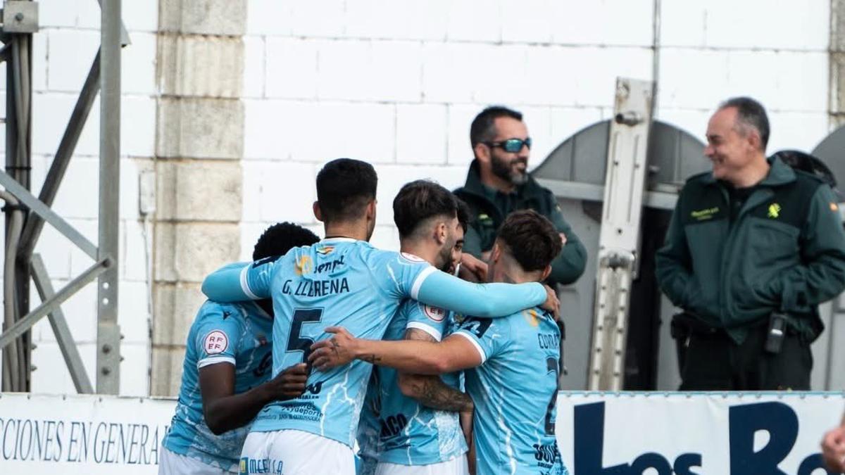 Jugadores del Coria celebrando un gol anterior esta temporada.