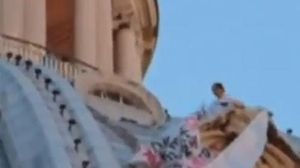 Protesta al Vaticà contra Monti.