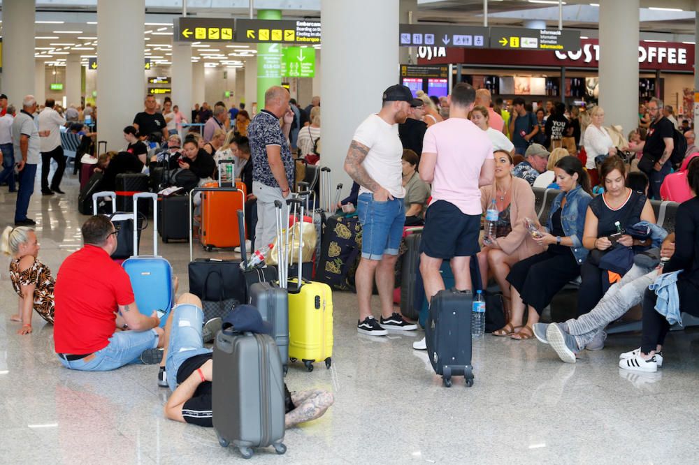 Afectados por la suspensión de pagos de Thomas Cook en el aeropuerto de Palma