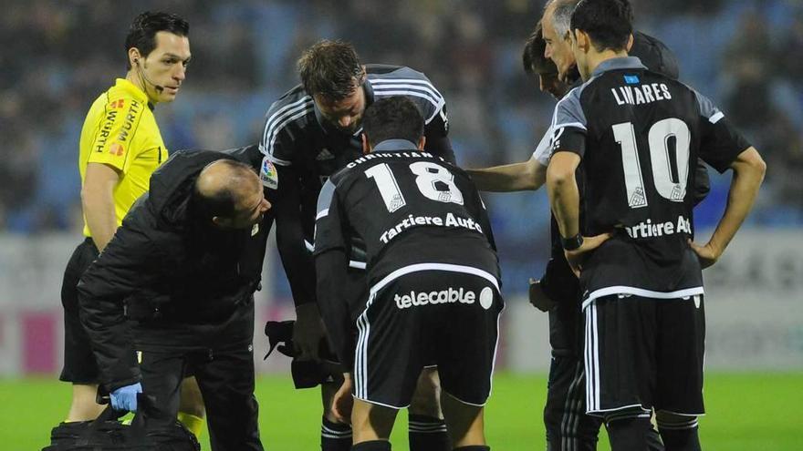 El fisioterapeuta Gabri atiende a Michu tras su lesión en La Romareda.