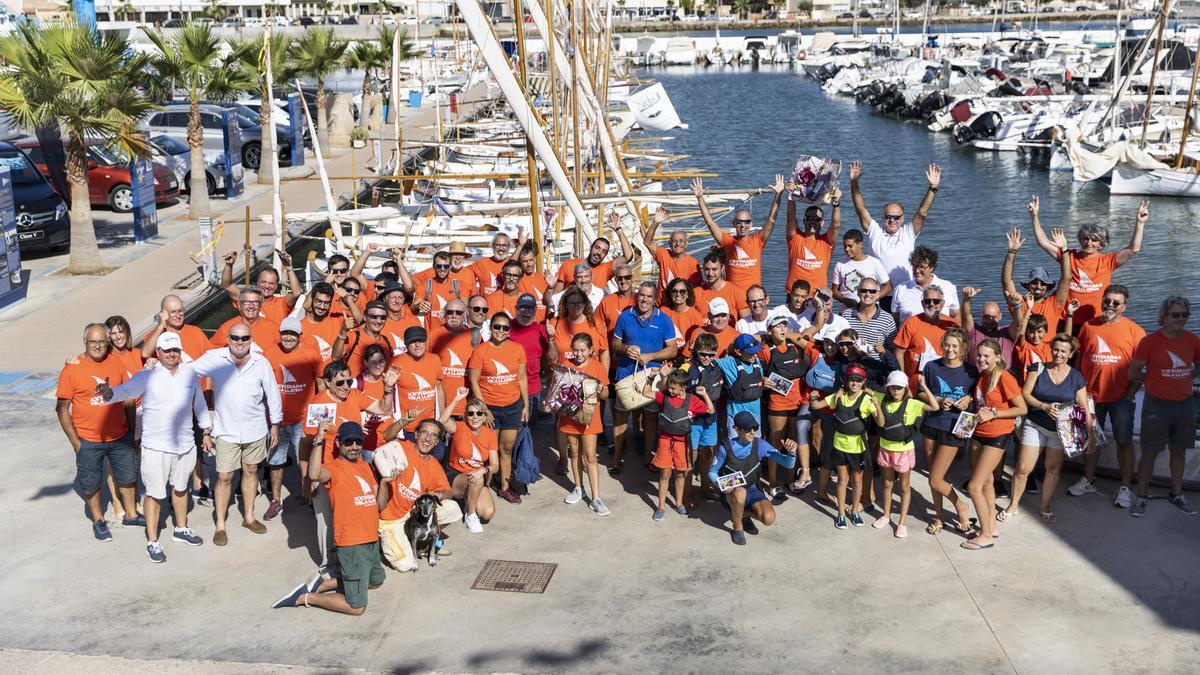 Los protagonistas de la Diada de Vela Llatina posan tras la competición.