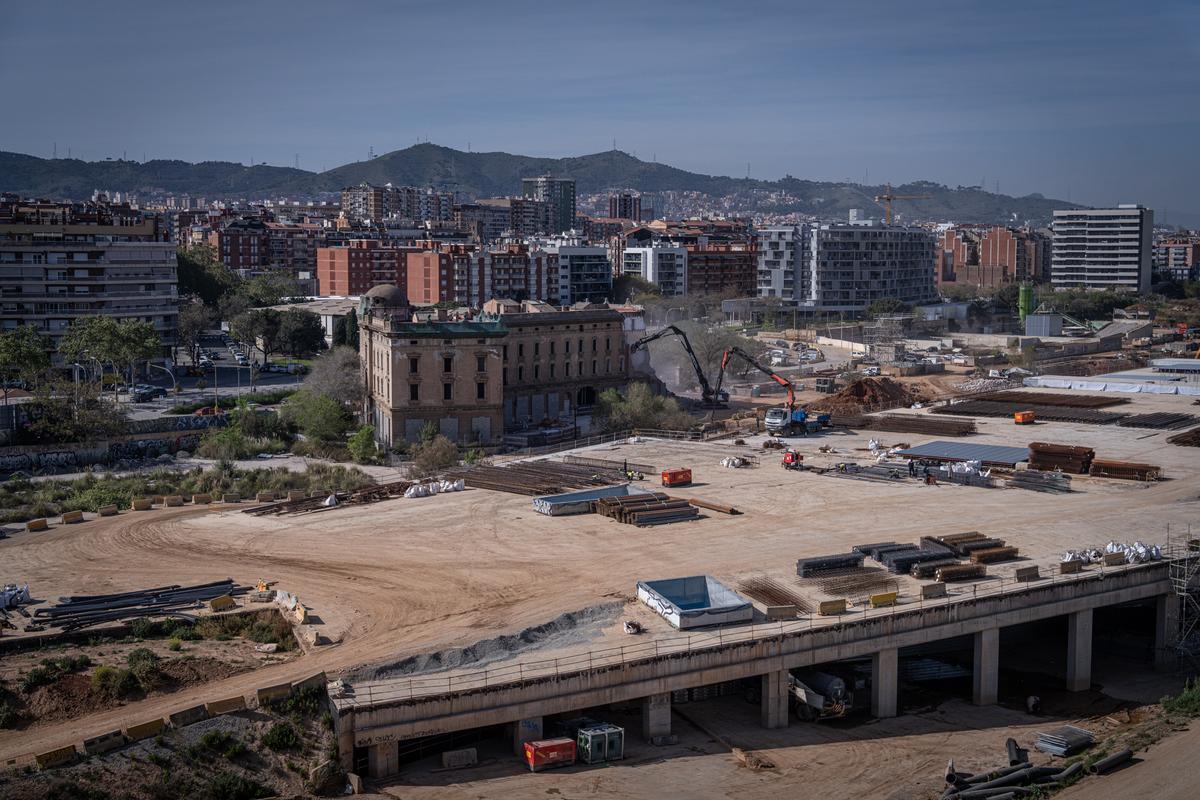 Empieza el derribo de la centenaria estación de mercancías de La Sagrera