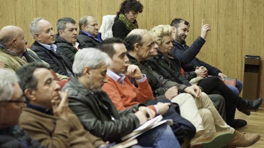 Pablo Moro, alcalde de Fresno de la Polvorosa, proponiendo su candidatura a la presidencia de la mancomunidad, ayer al mediodía.