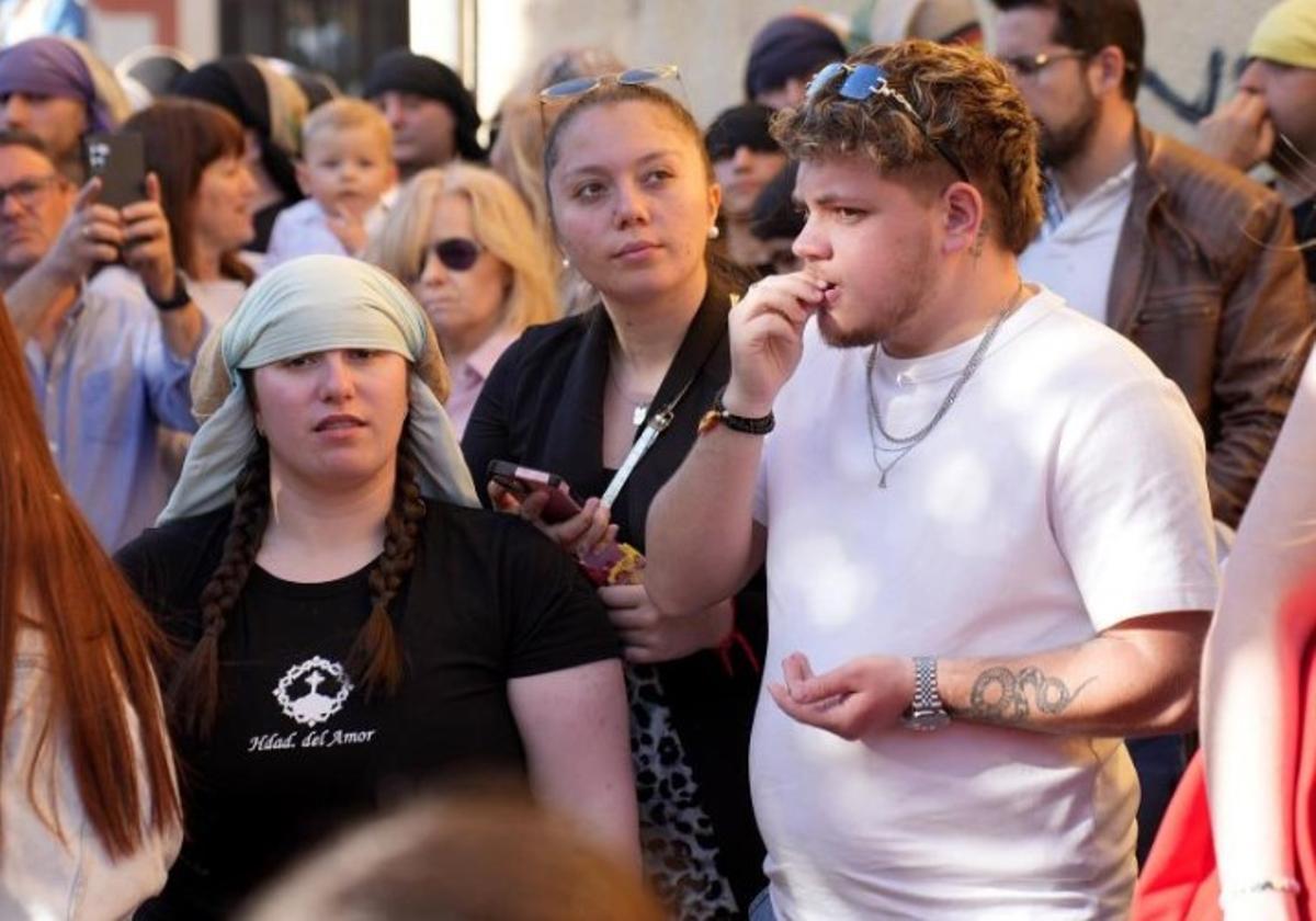 Un joven observa un paso de Semana Santa durante el Domingo de Ramos en Córdoba.