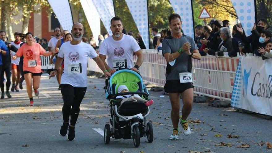 Ricardo y su primo Xenxo entraron en la meta empujando el carro de la pequeña Gabriela, plácidamente dormida. // CARREIRA DO SAN MARTIÑO