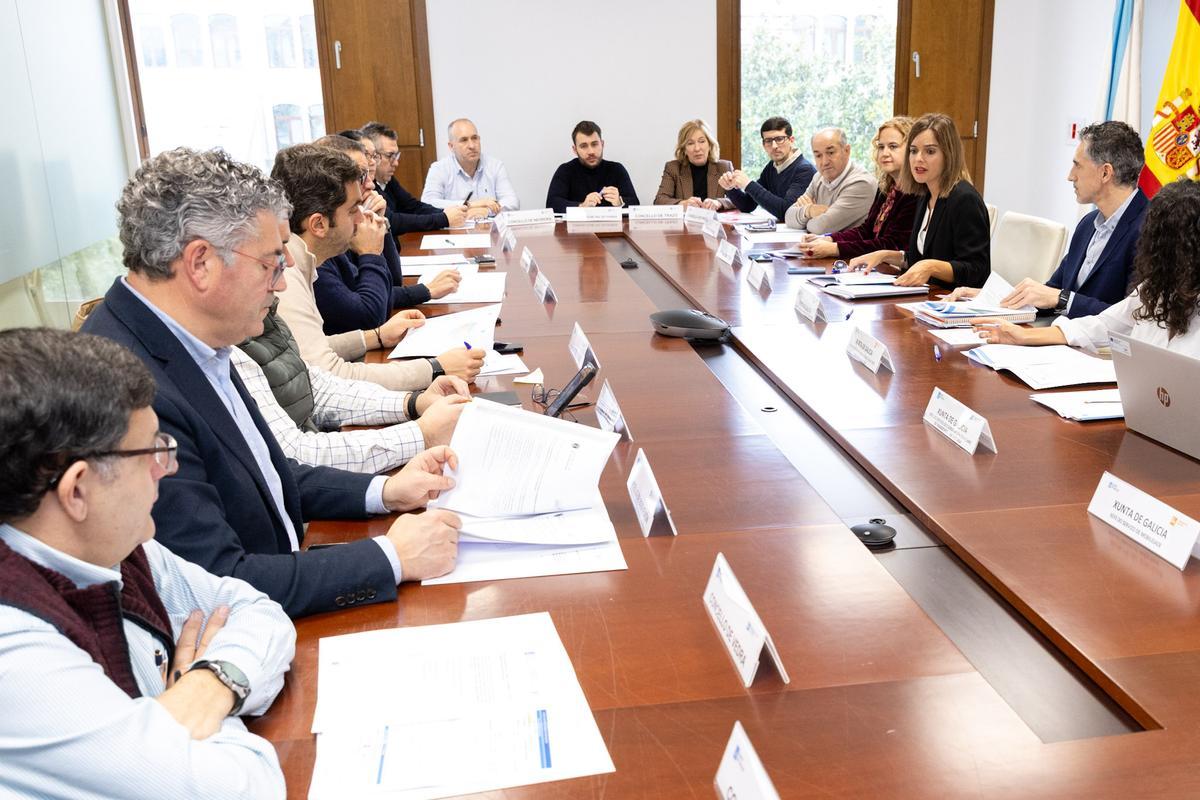 Autoridades locales y autonómicas en la reunión con Mobilidade sobre el transporte metropolitano