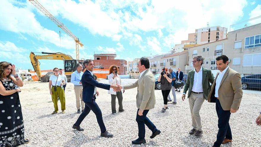 "El lunes estarán ya las máquinas construyendo vivienda pública en Torrevieja": Pérez Llorca presenta su Plan Vive