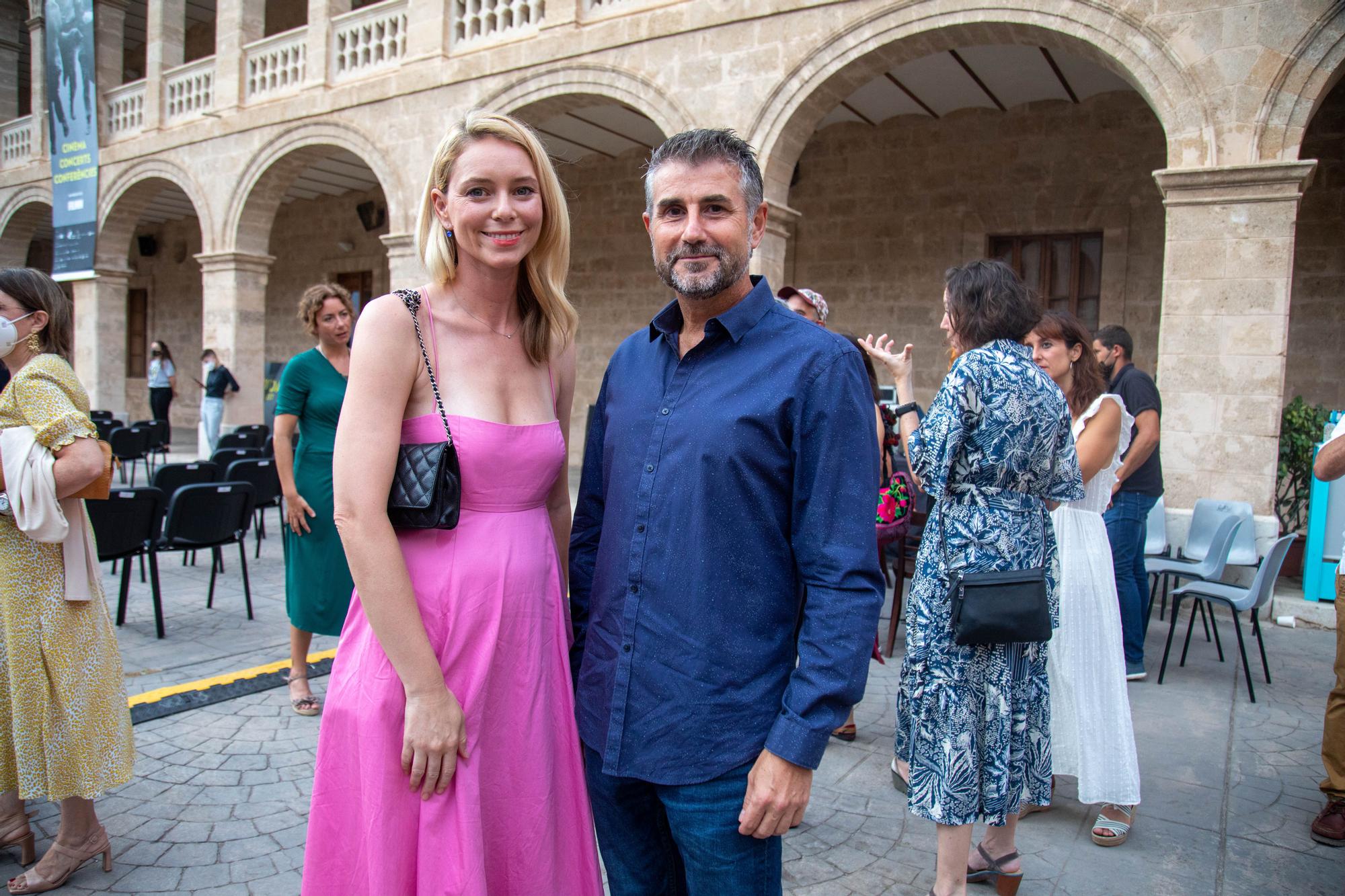 La Reina olvida el luto con vestido de seda en Atlàntida Film Festival