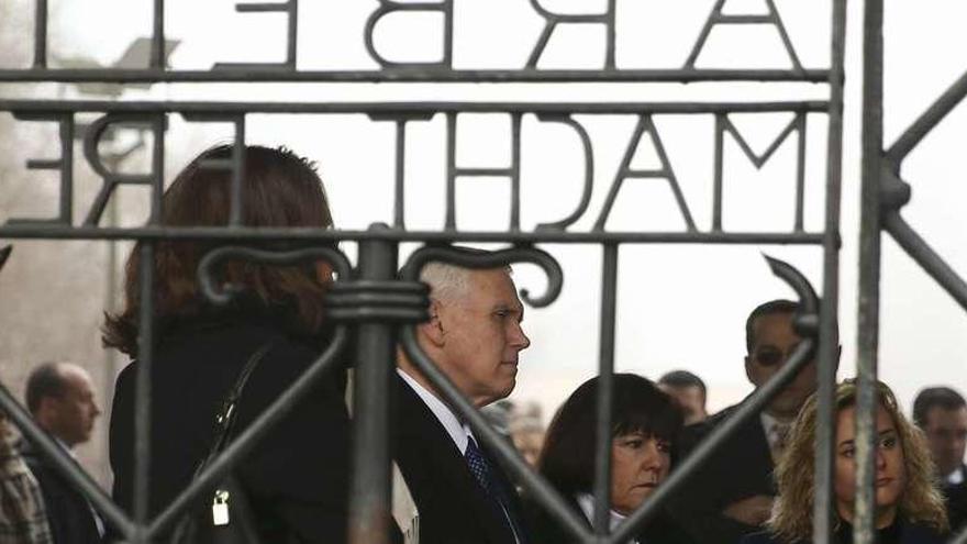 Pence en Dachau. El vicepresidente de EE UU, Mike Pence, terminó ayer su primer viaje a Alemania con una visita al antiguo campo de concentración nazi de Dachau, al norte de Múnich. Pence hizo la visita acompañado por su mujer Karen y su hija Charlotte. Dachau fue el primer gran campo abierto por el nazismo y en él fueron asesinadas 41.000 personas. En la foto, MIke Pence, en la puerta del campo, bajo el lema &quot;Arbeit macht frei&quot; (&quot;El trabajo os hace libres&quot;). // Reuters