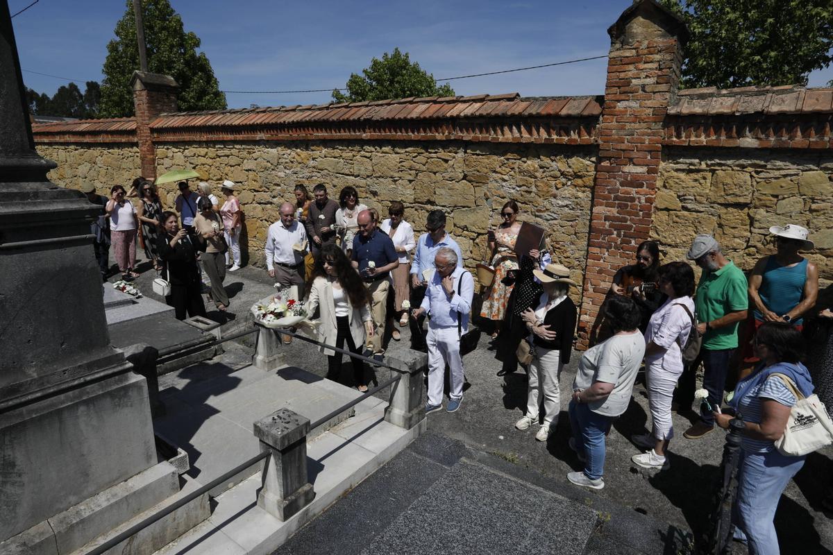 Oviedo. La Entidad Cultural Gaudiosa Asturias rinde homenaje a Leopoldo Alas Clarín en el 125.º aniversario de su fallecimiento en el cementerio de San Salvador