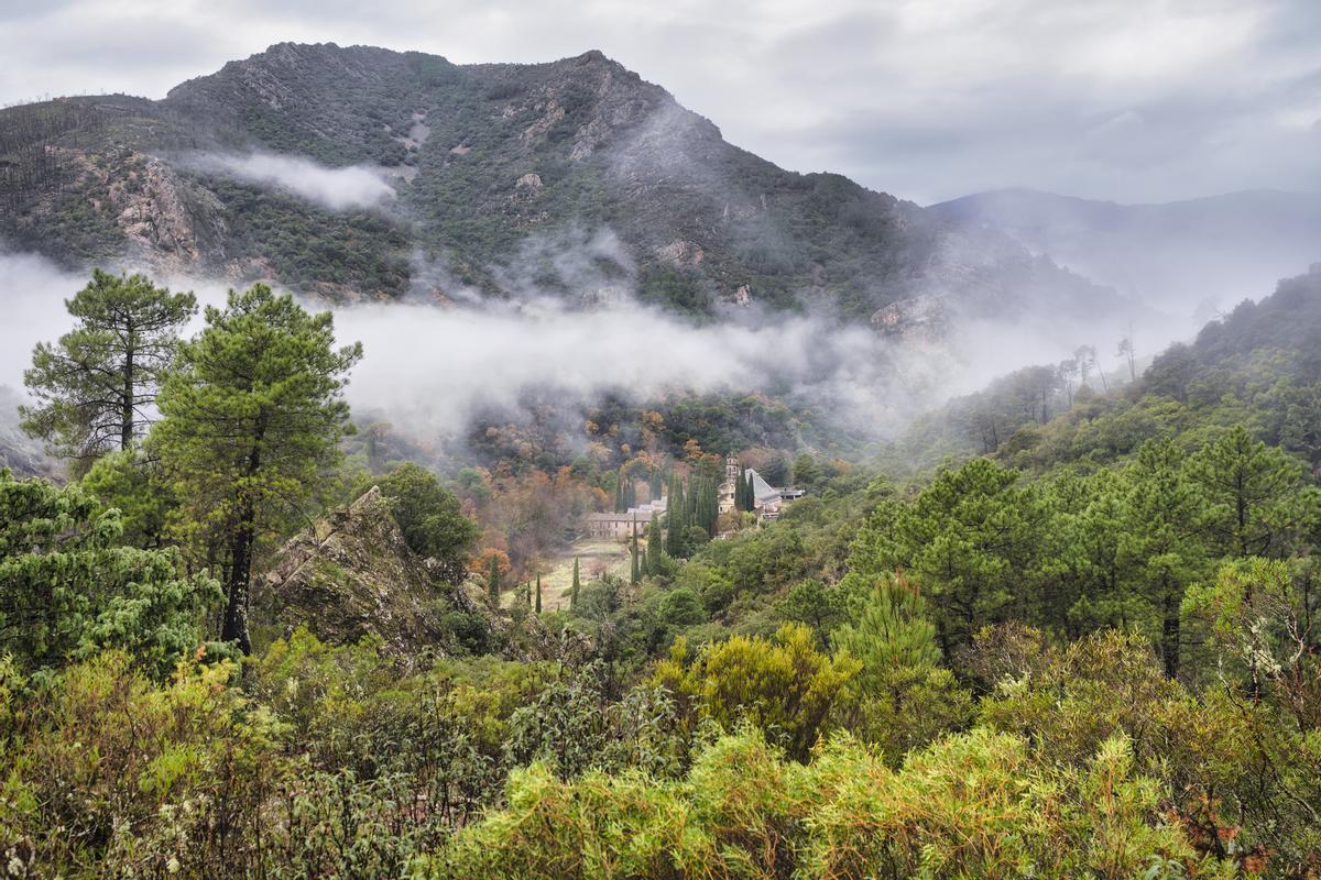El Monasterio de San José de Las Batuecas entre la vegetación del parque
