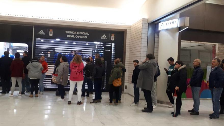 El oviedismo madruga: colas para comprar entradas para Riazor