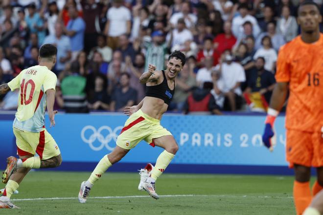 Sergio Camello celebra su segundo gol ante Francia durante la prorroga del partido por la medalla de oro de los Juegos Olímpicos de París 2024 que Francia y España disputan este viernes en el Parc des Princes, de Paris . 