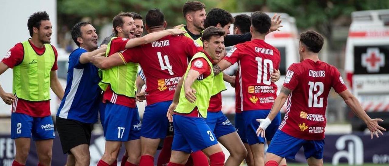 Los jugadores del Teruel celebran uno de los goles del duelo ante el Cacereño.
