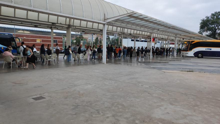 Malestar creixent entre els usuaris dels autobusos que van de Manresa a Barcelona i la UAB per la falta de places als combois en hores punta