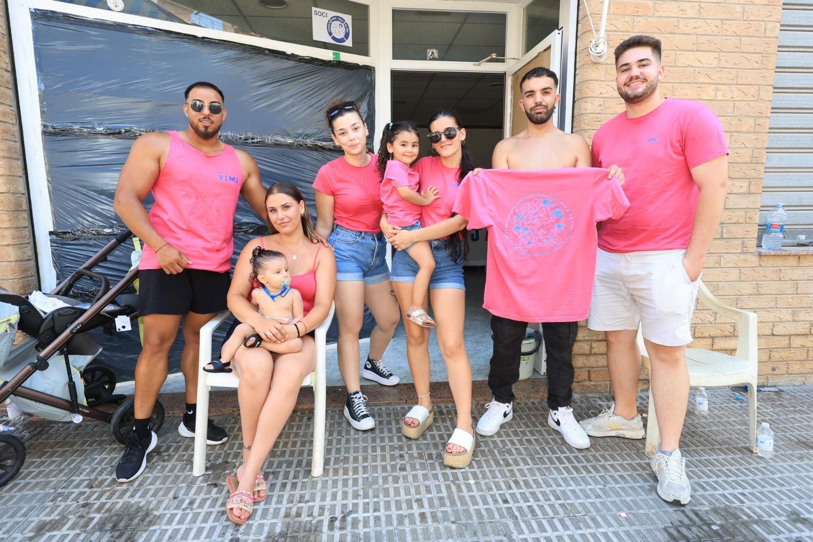 Las collas llenan de color las calles del Grau por Sant Pere