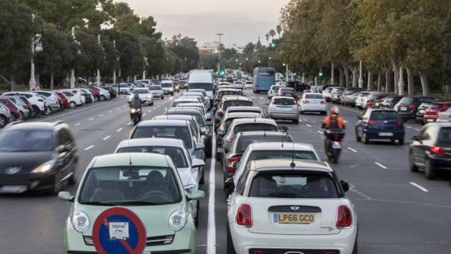 El Paseo de la Alameda, donde a diario aparcan cientos de conductores.