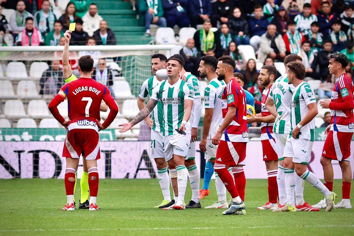 Carlos Isaac, en el centro de la imagen, reclama una acción en el Córdoba CF-Granada.