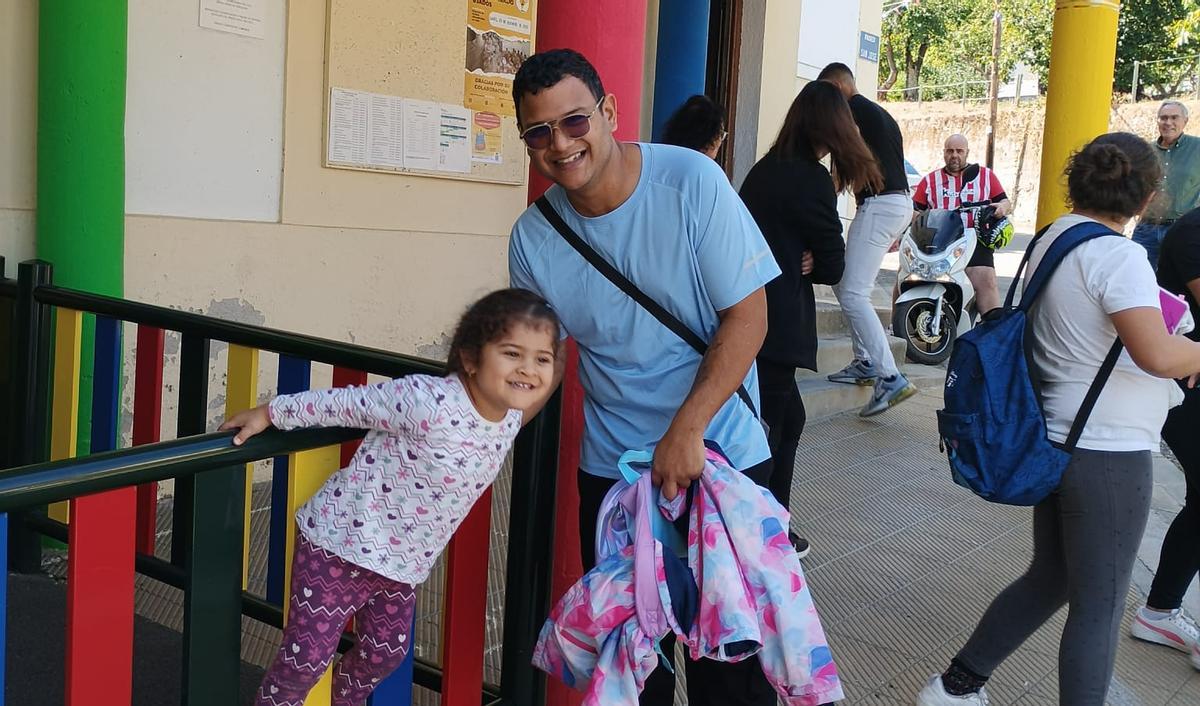 Lauren, con su padre, a la entrada del colegio de