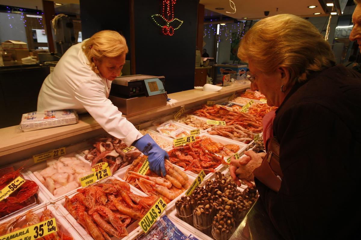 Una mujer compra marisco en un mercado de Barcelona.